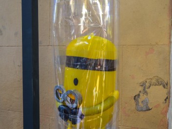 Фотоотчёт: Улица Ллуис Вивес (carrer Lluís Vives) Миньоны (Minions) - Феста Майор де Грасиа 2023 (Festa Major de Gràcia 2023)