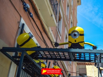 Фотоотчёт: Улица Ллуис Вивес (carrer Lluís Vives) Миньоны (Minions) - Феста Майор де Грасиа 2023 (Festa Major de Gràcia 2023)