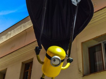 Фотоотчёт: Улица Ллуис Вивес (carrer Lluís Vives) Миньоны (Minions) - Феста Майор де Грасиа 2023 (Festa Major de Gràcia 2023)