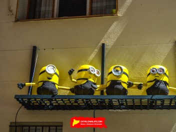Фотоотчёт: Улица Ллуис Вивес (carrer Lluís Vives) Миньоны (Minions) - Феста Майор де Грасиа 2023 (Festa Major de Gràcia 2023)