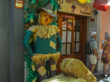 Фотоотчёт: Улица Фратернитат де Дальт (carrer Fraternitat de Dalt) Фратерния Оз (Fratern d’OZ) - Феста Майор де Грасиа 2023 (Festa Major de Gràcia 2023)