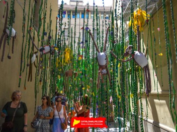 Фотоотчёт: Улица Хесус (carrer Jesús) Спасите джунгли (Selva’m) - Феста Майор де Грасиа 2023 (Festa Major de Gràcia 2023)