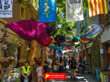 Фотоотчёт: Улица Хоан Бланкес де Байш де Тот (carrer Joan Blanques de Baix de Tot) Грибные головные уборы (Tocats del bolet) - Феста Майор де Грасиа 2023 (Festa Major de Gràcia 2023)