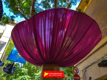 Фотоотчёт: Улица Хоан Бланкес де Байш де Тот (carrer Joan Blanques de Baix de Tot) Грибные головные уборы (Tocats del bolet) - Феста Майор де Грасиа 2023 (Festa Major de Gràcia 2023)