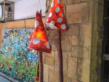 Фотоотчёт: Улица Хоан Бланкес де Байш де Тот (carrer Joan Blanques de Baix de Tot) Грибные головные уборы (Tocats del bolet) - Феста Майор де Грасиа 2023 (Festa Major de Gràcia 2023)