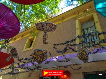 Фотоотчёт: Улица Хоан Бланкес де Байш де Тот (carrer Joan Blanques de Baix de Tot) Грибные головные уборы (Tocats del bolet) - Феста Майор де Грасиа 2023 (Festa Major de Gràcia 2023)
