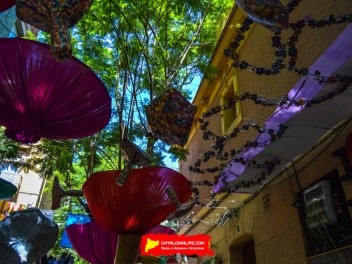 Фотоотчёт: Улица Хоан Бланкес де Байш де Тот (carrer Joan Blanques de Baix de Tot) Грибные головные уборы (Tocats del bolet) - Феста Майор де Грасиа 2023 (Festa Major de Gràcia 2023)