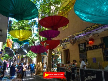 Фотоотчёт: Улица Хоан Бланкес де Байш де Тот (carrer Joan Blanques de Baix de Tot) Грибные головные уборы (Tocats del bolet) - Феста Майор де Грасиа 2023 (Festa Major de Gràcia 2023)