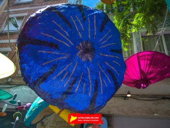 Фотоотчёт: Улица Хоан Бланкес де Байш де Тот (carrer Joan Blanques de Baix de Tot) Грибные головные уборы (Tocats del bolet) - Феста Майор де Грасиа 2023 (Festa Major de Gràcia 2023)