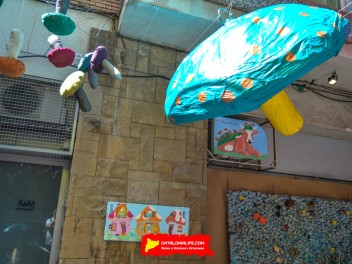Фотоотчёт: Улица Хоан Бланкес де Байш де Тот (carrer Joan Blanques de Baix de Tot) Грибные головные уборы (Tocats del bolet) - Феста Майор де Грасиа 2023 (Festa Major de Gràcia 2023)