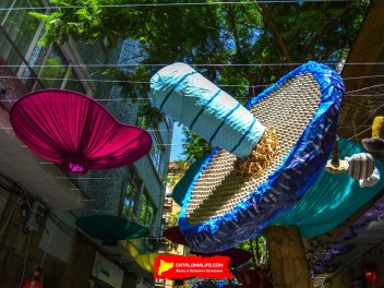 Фотоотчёт: Улица Хоан Бланкес де Байш де Тот (carrer Joan Blanques de Baix de Tot) Грибные головные уборы (Tocats del bolet) - Феста Майор де Грасиа 2023 (Festa Major de Gràcia 2023)