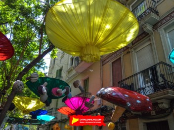 Фотоотчёт: Улица Хоан Бланкес де Байш де Тот (carrer Joan Blanques de Baix de Tot) Грибные головные уборы (Tocats del bolet) - Феста Майор де Грасиа 2023 (Festa Major de Gràcia 2023)