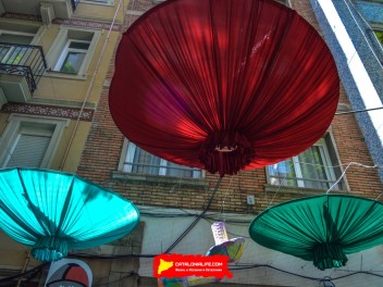 Фотоотчёт: Улица Хоан Бланкес де Байш де Тот (carrer Joan Blanques de Baix de Tot) Грибные головные уборы (Tocats del bolet) - Феста Майор де Грасиа 2023 (Festa Major de Gràcia 2023)