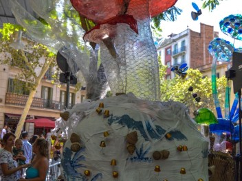 Фотоотчёт: Улица Хоан Бланкес де Байш де Тот (carrer Joan Blanques de Baix de Tot) Грибные головные уборы (Tocats del bolet) - Феста Майор де Грасиа 2023 (Festa Major de Gràcia 2023)