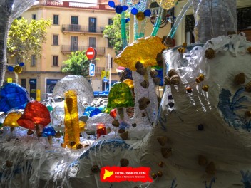 Фотоотчёт: Улица Хоан Бланкес де Байш де Тот (carrer Joan Blanques de Baix de Tot) Грибные головные уборы (Tocats del bolet) - Феста Майор де Грасиа 2023 (Festa Major de Gràcia 2023)
