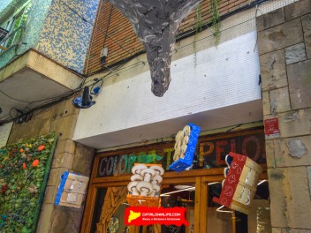 Фотоотчёт: Улица Хоан Бланкес де Байш де Тот (carrer Joan Blanques de Baix de Tot) Грибные головные уборы (Tocats del bolet) - Феста Майор де Грасиа 2023 (Festa Major de Gràcia 2023)
