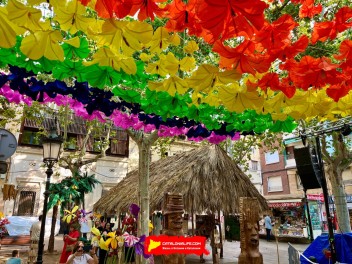 Пласа Ровира и Триас (Plaça Rovira i Trias) — «Хале Ровира» (Hale Rovira) — Феста Майор де Грасиа 2025 (Festa Major de Gràcia 2025)