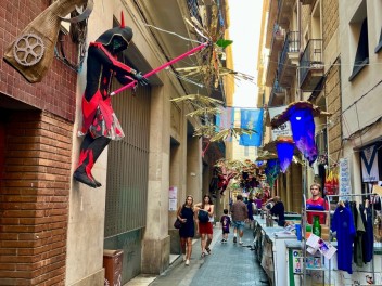 Улица Хесус (Carrer de Jesús) — «Култура Популяр» (Cooltura Popular) - Феста Майор де Грасиа 2025 (Festa Major de Gràcia 2025)