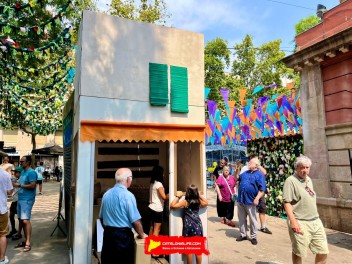 Пласа де ла Вила (Plaça de la Vila) — «Грасия, которую мы помним» (La Gràcia que anyorem) — Феста Майор де Грасиа 2025 (Festa Major de Gràcia 2025)