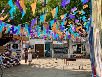 Пласа де ла Вила (Plaça de la Vila) — «Грасия, которую мы помним» (La Gràcia que anyorem) — Феста Майор де Грасиа 2025 (Festa Major de Gràcia 2025)