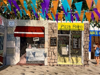 Пласа де ла Вила (Plaça de la Vila) — «Грасия, которую мы помним» (La Gràcia que anyorem) — Феста Майор де Грасиа 2025 (Festa Major de Gràcia 2025)