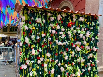 Пласа де ла Вила (Plaça de la Vila) — «Грасия, которую мы помним» (La Gràcia que anyorem) — Феста Майор де Грасиа 2025 (Festa Major de Gràcia 2025)