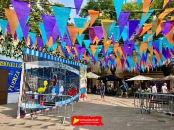 Пласа де ла Вила (Plaça de la Vila) — «Грасия, которую мы помним» (La Gràcia que anyorem) — Феста Майор де Грасиа 2025 (Festa Major de Gràcia 2025)