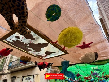 Улица Ла Перла (Carrer de la Perla) — «Перла против климатических изменений» (PerlaAnimaladaClimàtica) — Феста Майор де Грасиа 2025 (Festa Major de Gràcia 2025)