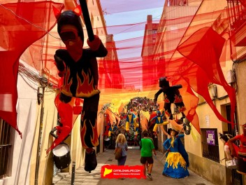 Улица Прогрес (Carrer del Progrés) — «ПрогреФок» (Progrefoc) — Феста Майор де Грасиа 2025 (Festa Major de Gràcia 2025)