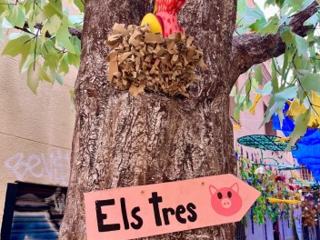 Улица Льюис Вивес (Carrer de Lluís Vives) — «Три поросёнка» (Els tres porquets) — Феста Майор де Грасиа 2025 (Festa Major de Gràcia 2025)