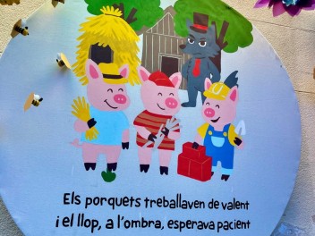 Улица Льюис Вивес (Carrer de Lluís Vives) — «Три поросёнка» (Els tres porquets) — Феста Майор де Грасиа 2025 (Festa Major de Gràcia 2025)