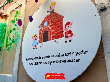 Улица Льюис Вивес (Carrer de Lluís Vives) — «Три поросёнка» (Els tres porquets) — Феста Майор де Грасиа 2025 (Festa Major de Gràcia 2025)
