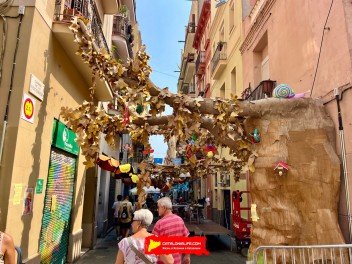 Улица Фратернитат де Дальт (Carrer de Fraternitat de Dalt) — «Фратерния» (Fraternia) — Феста Майор де Грасиа 2025 (Festa Major de Gràcia 2025)