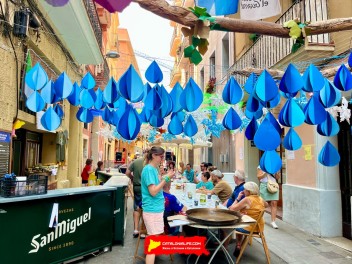 Улица Фратернитат де Дальт (Carrer de Fraternitat de Dalt) — «Фратерния» (Fraternia) — Феста Майор де Грасиа 2025 (Festa Major de Gràcia 2025)
