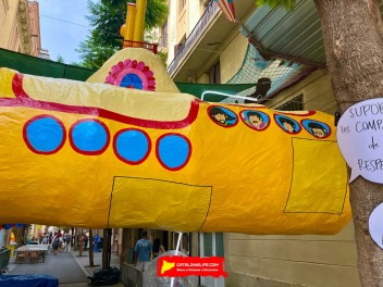 Улица Хоан Бланкес де Байш де Тот (Carrer de Joan Blanques de Baix de Tot) — «Битлз JBdbDt» (The Beatles JBdbDt) — Феста Майор де Грасиа 2025 (Festa Major de Gràcia 2025)
