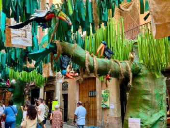 Улица Верди (Carrer de Verdi) — «Сельва Верди Майя» (Selva Verdi Maya) — Феста Майор де Грасиа 2025 (Festa Major de Gràcia 2025)