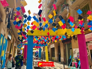 Улица Пуйгмарти (Carrer de Puigmartí) — «Внутри разума художника» (Dins la ment de l’artista) — Феста Майор де Грасиа 2025 (Festa Major de Gràcia 2025)