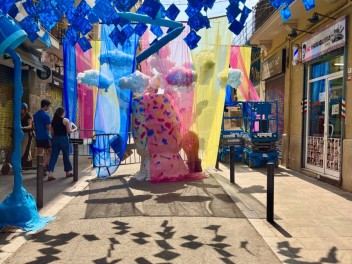 Улица Пуйгмарти (Carrer de Puigmartí) — «Внутри разума художника» (Dins la ment de l’artista) — Феста Майор де Грасиа 2025 (Festa Major de Gràcia 2025)
