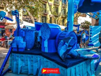 Фотоотчёт: Пласа де ла Вила (Plaça de la Vila): «Рапсодия в голубом» — дань уважения произведению Джорджа Гершвина «Rhapsody in Blue» и синему цвету флага Грасии. (‘Rapsòdia en blau’. Un homenatge a ‘Rhapsody in blue’, de George Gershwin i al color blau de la bandera gracienca.) - Феста Майор де Грасиа 2024 (Festa Major de Gràcia 2024)
