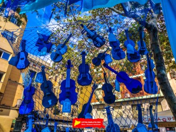 Фотоотчёт: Пласа де ла Вила (Plaça de la Vila): «Рапсодия в голубом» — дань уважения произведению Джорджа Гершвина «Rhapsody in Blue» и синему цвету флага Грасии. (‘Rapsòdia en blau’. Un homenatge a ‘Rhapsody in blue’, de George Gershwin i al color blau de la bandera gracienca.) - Феста Майор де Грасиа 2024 (Festa Major de Gràcia 2024)