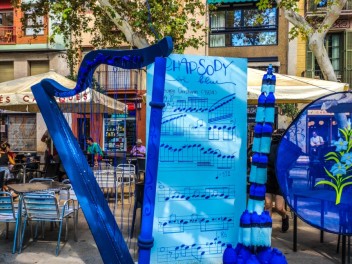Фотоотчёт: Пласа де ла Вила (Plaça de la Vila): «Рапсодия в голубом» — дань уважения произведению Джорджа Гершвина «Rhapsody in Blue» и синему цвету флага Грасии. (‘Rapsòdia en blau’. Un homenatge a ‘Rhapsody in blue’, de George Gershwin i al color blau de la bandera gracienca.) - Феста Майор де Грасиа 2024 (Festa Major de Gràcia 2024)