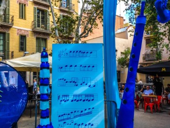 Фотоотчёт: Пласа де ла Вила (Plaça de la Vila): «Рапсодия в голубом» — дань уважения произведению Джорджа Гершвина «Rhapsody in Blue» и синему цвету флага Грасии. (‘Rapsòdia en blau’. Un homenatge a ‘Rhapsody in blue’, de George Gershwin i al color blau de la bandera gracienca.) - Феста Майор де Грасиа 2024 (Festa Major de Gràcia 2024)