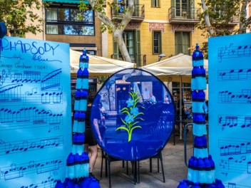 Фотоотчёт: Пласа де ла Вила (Plaça de la Vila): «Рапсодия в голубом» — дань уважения произведению Джорджа Гершвина «Rhapsody in Blue» и синему цвету флага Грасии. (‘Rapsòdia en blau’. Un homenatge a ‘Rhapsody in blue’, de George Gershwin i al color blau de la bandera gracienca.) - Феста Майор де Грасиа 2024 (Festa Major de Gràcia 2024)