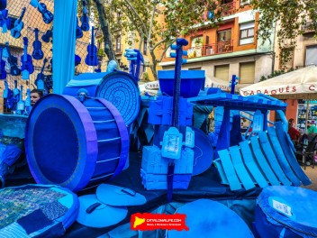 Фотоотчёт: Пласа де ла Вила (Plaça de la Vila): «Рапсодия в голубом» — дань уважения произведению Джорджа Гершвина «Rhapsody in Blue» и синему цвету флага Грасии. (‘Rapsòdia en blau’. Un homenatge a ‘Rhapsody in blue’, de George Gershwin i al color blau de la bandera gracienca.) - Феста Майор де Грасиа 2024 (Festa Major de Gràcia 2024)