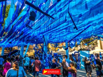 Фотоотчёт: Пласа де ла Вила (Plaça de la Vila): «Рапсодия в голубом» — дань уважения произведению Джорджа Гершвина «Rhapsody in Blue» и синему цвету флага Грасии. (‘Rapsòdia en blau’. Un homenatge a ‘Rhapsody in blue’, de George Gershwin i al color blau de la bandera gracienca.) - Феста Майор де Грасиа 2024 (Festa Major de Gràcia 2024)