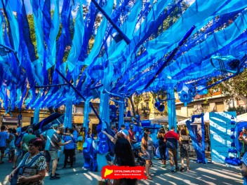 Фотоотчёт: Пласа де ла Вила (Plaça de la Vila): «Рапсодия в голубом» — дань уважения произведению Джорджа Гершвина «Rhapsody in Blue» и синему цвету флага Грасии. (‘Rapsòdia en blau’. Un homenatge a ‘Rhapsody in blue’, de George Gershwin i al color blau de la bandera gracienca.) - Феста Майор де Грасиа 2024 (Festa Major de Gràcia 2024)