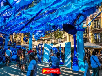 Фотоотчёт: Пласа де ла Вила (Plaça de la Vila): «Рапсодия в голубом» — дань уважения произведению Джорджа Гершвина «Rhapsody in Blue» и синему цвету флага Грасии. (‘Rapsòdia en blau’. Un homenatge a ‘Rhapsody in blue’, de George Gershwin i al color blau de la bandera gracienca.) - Феста Майор де Грасиа 2024 (Festa Major de Gràcia 2024)