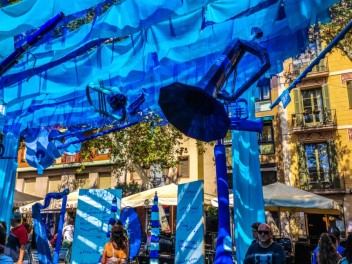 Фотоотчёт: Пласа де ла Вила (Plaça de la Vila): «Рапсодия в голубом» — дань уважения произведению Джорджа Гершвина «Rhapsody in Blue» и синему цвету флага Грасии. (‘Rapsòdia en blau’. Un homenatge a ‘Rhapsody in blue’, de George Gershwin i al color blau de la bandera gracienca.) - Феста Майор де Грасиа 2024 (Festa Major de Gràcia 2024)