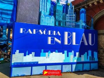 Фотоотчёт: Пласа де ла Вила (Plaça de la Vila): «Рапсодия в голубом» — дань уважения произведению Джорджа Гершвина «Rhapsody in Blue» и синему цвету флага Грасии. (‘Rapsòdia en blau’. Un homenatge a ‘Rhapsody in blue’, de George Gershwin i al color blau de la bandera gracienca.) - Феста Майор де Грасиа 2024 (Festa Major de Gràcia 2024)
