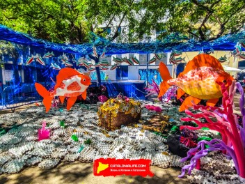 Фотоотчёт: Пласа дель Норд (Plaça del Nord): «Аквариум Норд» — украшение, которое заставит вас почувствовать себя как рыба в аквариуме. (‘La peixera del Nord’. Un guarniment que ens farà sentir com peixos a la peixera.) - Феста Майор де Грасиа 2024 (Festa Major de Gràcia 2024)
